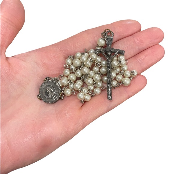 Vintage faux pearl rosary Italy silver finish Catholic religious Crucifix - Picture 7 of 9
